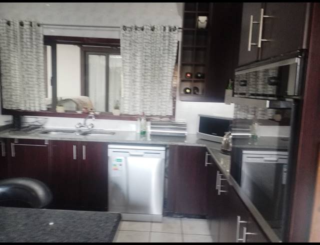 5 BEDROOM HOUSE FOR SALE IN BLUFF